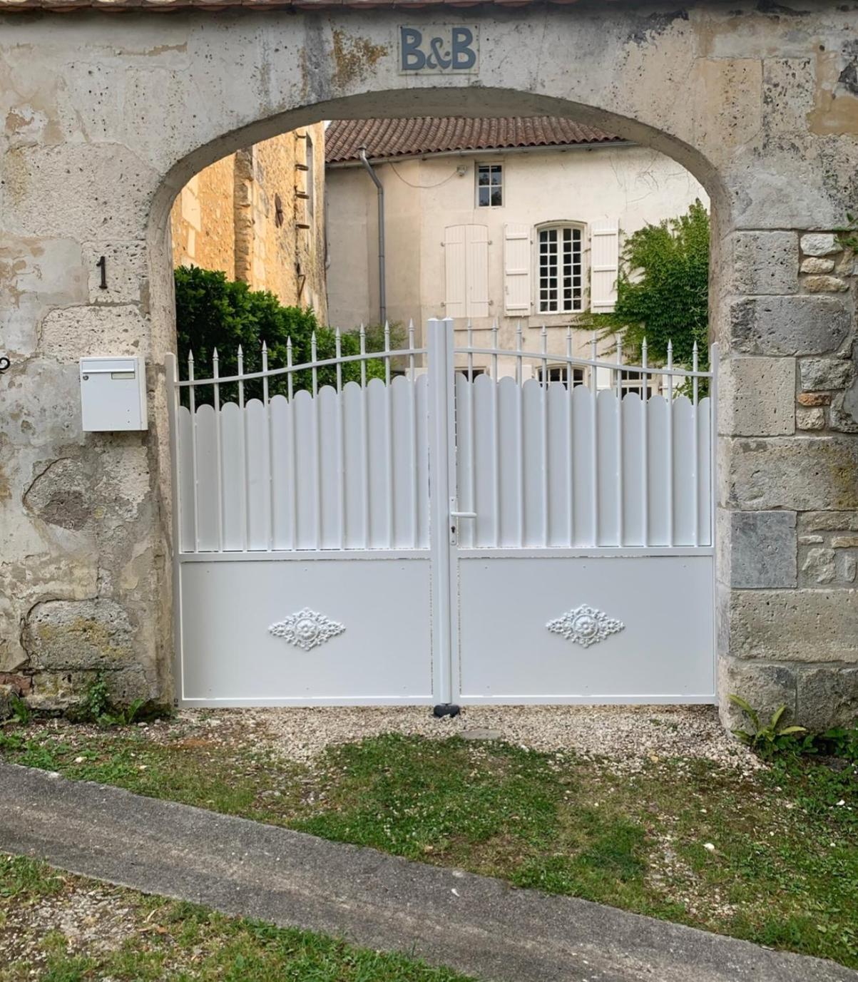 La Maison Du Pont La Rochebeaucourt-et-Argentine Buitenkant foto